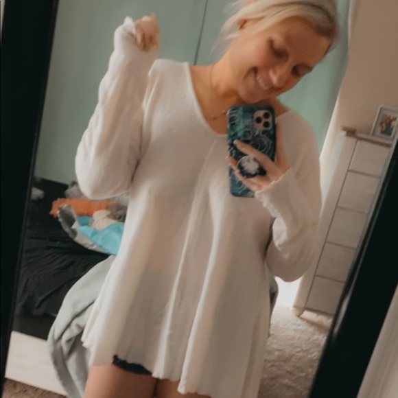 Two sweaters - Picture 4 of 6